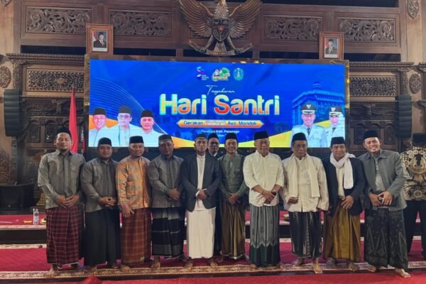 Ponorogo, 21 Oktober 2025 Dalam rangka memperingati Hari Santri Nasional 2025, Pemerintah Kabupaten Ponorogo menggelar acara Sarasehan Gerakan Nasional Ayo Mondok menuju ICH UNESCO di Pendopo Agung Kabupaten Ponorogo. Kegiatan tersebut sukses menghadirkan sejumlah kyai dan santri dari 32 pondok pesantren di wilayah Ponorogo dan sekitarnya. Alhamdulillah, Ketua DPD LDII Kabupaten Ponorogo, Deni Hartanto, S.H., bersama jajaran pengurus serta para santri dan santriwati binaan LDII, turut hadir dan berpartisipasi dalam acara tersebut. Dalam sambutannya, Bupati Ponorogo, H. Sugiri Sancoko, S.E., M.M., menekankan pentingnya pendidikan berbasis pesantren sebagai sarana pembentukan karakter dan akhlak generasi muda. Beliau juga mengajak seluruh masyarakat untuk mendukung Gerakan Ayo Mondok, sebagai upaya mendorong minat masyarakat dalam menempuh pendidikan di pondok pesantren. Dalam kesempatan tersebut, para peserta mendapatkan berbagai arahan dan motivasi mengenai peran santri dalam menjaga nilai-nilai keislaman dan kebangsaan di era modern. Acara juga dimeriahkan dengan penampilan santri dari berbagai pondok pesantren yang menampilkan seni dan budaya Islami, mencerminkan semangat kebersamaan dan cinta tanah air.