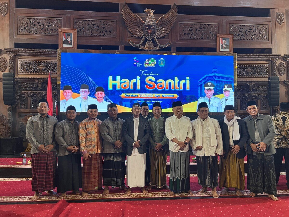 Ponorogo, 21 Oktober 2025 Dalam rangka memperingati Hari Santri Nasional 2025, Pemerintah Kabupaten Ponorogo menggelar acara Sarasehan Gerakan Nasional Ayo Mondok menuju ICH UNESCO di Pendopo Agung Kabupaten Ponorogo. Kegiatan tersebut sukses menghadirkan sejumlah kyai dan santri dari 32 pondok pesantren di wilayah Ponorogo dan sekitarnya. Alhamdulillah, Ketua DPD LDII Kabupaten Ponorogo, Deni Hartanto, S.H., bersama jajaran pengurus serta para santri dan santriwati binaan LDII, turut hadir dan berpartisipasi dalam acara tersebut. Dalam sambutannya, Bupati Ponorogo, H. Sugiri Sancoko, S.E., M.M., menekankan pentingnya pendidikan berbasis pesantren sebagai sarana pembentukan karakter dan akhlak generasi muda. Beliau juga mengajak seluruh masyarakat untuk mendukung Gerakan Ayo Mondok, sebagai upaya mendorong minat masyarakat dalam menempuh pendidikan di pondok pesantren. Dalam kesempatan tersebut, para peserta mendapatkan berbagai arahan dan motivasi mengenai peran santri dalam menjaga nilai-nilai keislaman dan kebangsaan di era modern. Acara juga dimeriahkan dengan penampilan santri dari berbagai pondok pesantren yang menampilkan seni dan budaya Islami, mencerminkan semangat kebersamaan dan cinta tanah air.